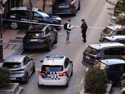 La policía rastrea la calle Núñez de Balboa donde el jueves intentaron matar al político Alejo Vidal-Quadras con un disparo en la cara.
