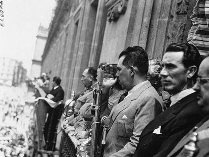 El presidente Cárdenas habla desde un balcón de Palacio Nacional hacia el Zócalo, durante un desfile para celebrar la expropiación el 25 de marzo de 1938.