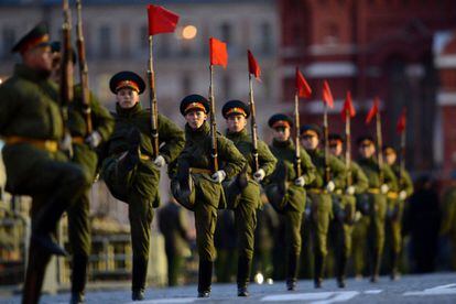 Soldados rusos marchan en Moscú durante el ensayo del desfile para conmemorar la victoria de Rusia ante la Alemania Nazi.