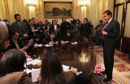 Zapatero comparece ante los periodistas en el Congreso para transmitir tranquilidad a los españoles.
