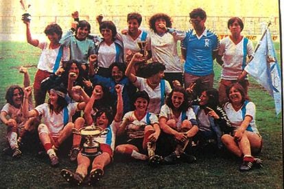 Las jugadoras del equipo gallego del Karbo celebran el título de la Copa de la Reina de 1981