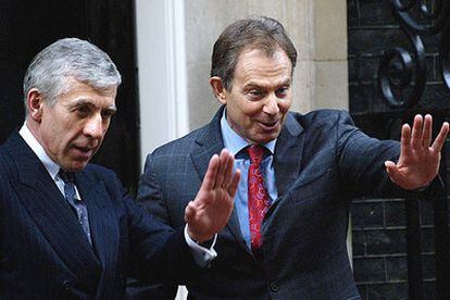 El ministro de Exteriores, Jack Straw (izquierda), y Tony Blair se despiden de Pervez Musharraf ayer en Londres.