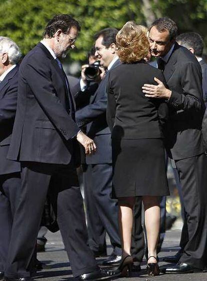 Rajoy y Zapatero, en la ceremonia de despedida a Calvo-Sotelo.