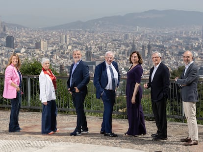 Los candidatos a la alcaldía de Barcelona que este domingo se baten en las urnas. De izquierda a derecha, Eva Parera (Valents), Anna Grau (Ciutadans), Jaume Collboni (PSC),  Ernest Maragall (ERC), Ada Colau (Barcelona en comú), Xavier Trias (Junts) y Daniel Sirera (PP) con la ciudad al fondo.