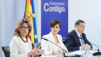 La vicepresidenta tercera, Teresa Ribera; la ministra de Política Territorial y portavoz del Gobierno, Isabel Rodríguez, y el ministro de Agricultura, Luis Planas, este jueves tras la reunión del Consejo de Ministros.