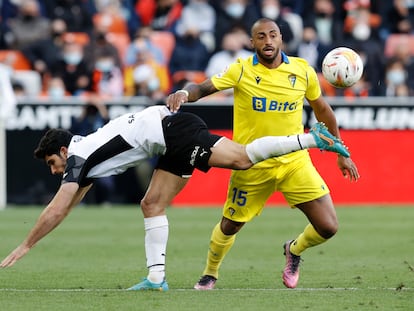 Guedes y Akapo, en una pugna durante el Valencia-Cádiz de este domingo en Mestalla.