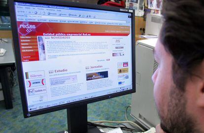 Un internauta frente a la página principal de red. es.
