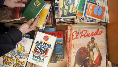 “Esta vez me he traído ejemplares de la revista 'El Ruedo'. Tienen fotos alucinantes de toreros tumbados en la cama...”