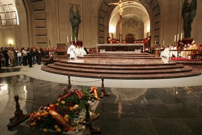 Interior de la basílica del Valle de los Caídos durante el homenaje celebrado ayer. En primer plano, la tumba del dictador Francisco Franco.