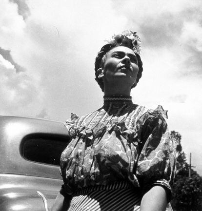 Uno de los referentes artísticos más importantes de México cumpliría hoy 108 años. En un comunicado, el Consejo Nacional para la Cultura y las Artes (Conaculta) recordó que Frida es un símbolo de México y en sus obras se aprecia el pensamiento de una mujer que combinó su cotidianidad con el arte y su experiencia con el dolor físico. La imagen pertenece a una exposición de Photoespaña del año 2000 titulada 'Frida Kahlo, México' (1946) de Leo Matiz.