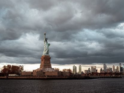 La Estatua de la Libertad, vista desde el ferri gratuito de Staten Island (Nueva York).