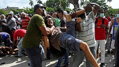 Un manifestante es detenido por policías vestidos de civil en La Habana, este domingo. Inusuales gritos de “libertad” y “abajo la dictadura” se pudieron escuchar en La Habana Vieja y otros lugares de Cuba, amplificados por las redes sociales, que en los últimos meses han sacudido el panorama político del país.