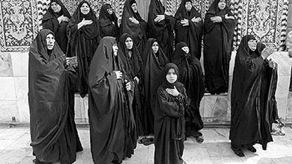 Mujeres musulmanas en el patio de una mezquita.