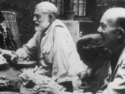 Gerald Brenan (derecha) y su amigo Ernest Hemingway en 1959.