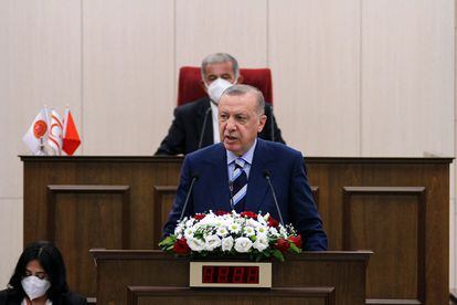 El presidente turco, Recep Tayyip Erdogan, se dirige al Parlamento de la autoproclamada República Turca del Norte de Chipre, este lunes.