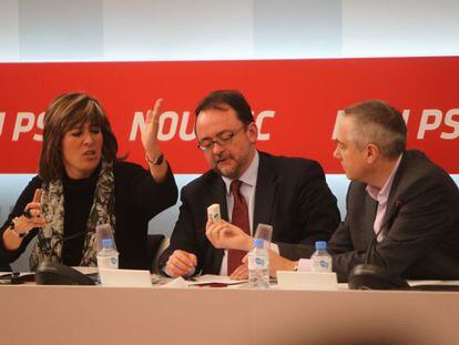 De izquierda a derecha, Núria Marín, Daniel Fernández y Pere Navarro, en la ejecutiva del PSC.