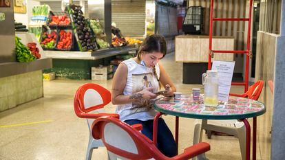 Una vecina se resguarda del calor en el refugio climático del mercado municipal de Pacífico, en Madrid.