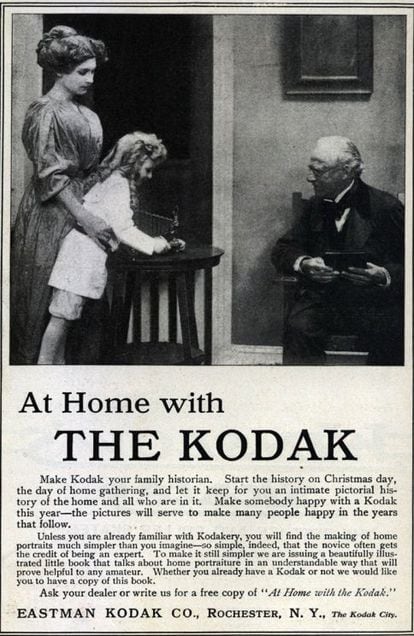 "En casa con la Kodak", se puede leer en este anuncio, donde de nuevo una niña toma una fotografía. "Haz este año a alguien feliz con una Kodak; las imágenes servirán para hacer feliz a mucha gente este año que viene", reza el anuncio.