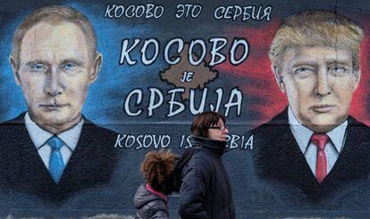 Un graffiti que retrata a Trump y Putin en Belgrado.