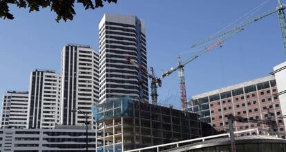 Un edificio en construcción junto a viviendas residenciales en Bilbao.