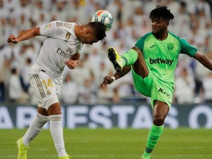 Casemiro y Awaziem, en una acción del partido. En vídeo, declaraciones del centrocampista y la rueda de prensa de Zidane tras el encuentro.