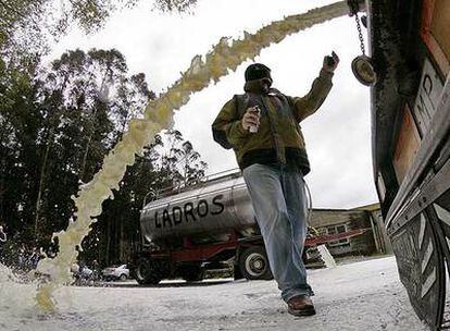 Protesta de productores de leche en la localidad de Frades (A Coruña) el pasado mes de abril.