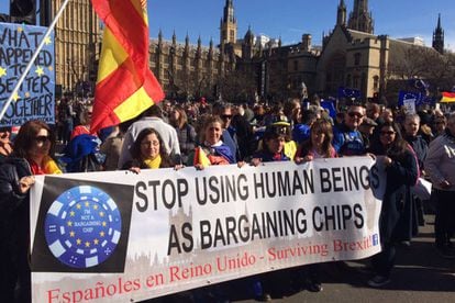 El grupo de Españoles en Reino Unido - Surviving Brexit, en la marcha.