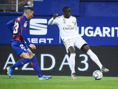 Mendy controla el balón ante Arbilla.