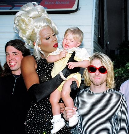 Frances Bean Cobain, en los brazos de RuPaul, junto a Dave Grohl y Kurt Cobain, en los premios MTV de 1993. 