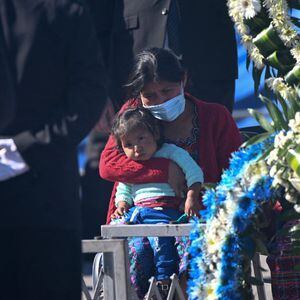 Familiares lloran junto a los ataúdes de los migrantes a su llegada a la base de la Fuerza Aérea en Ciudad de Guatemala, este viernes.