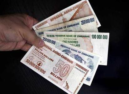 Billetes de Zimbabue, devaluados por la hiperinflación.