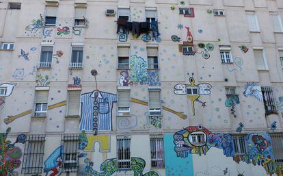 Grafiti con pinturas que integran los elementos de la fachada en la calle Ada.