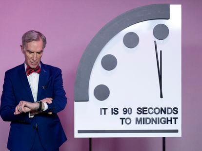 El educador científico Bill Nye cerca del 'reloj del fin del mundo' este 23 de enero, en Washington DC.
