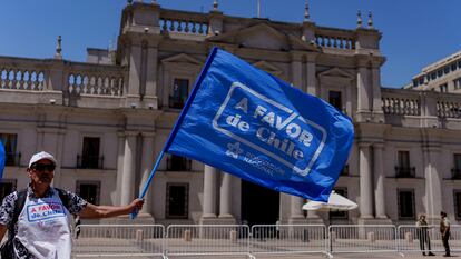 Un hombre ondea una bandera de la campaña por la opción 'a favor', el 6 de diciembre frente a La Moneda.