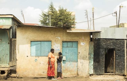 Dos vecinas del mismo barrio de Kawangware, un suburbio al oeste de Nairobi.