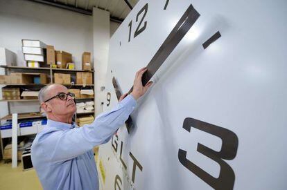 Vincent Girard es fa càrrec de canviar els rellotges públics de Nantes