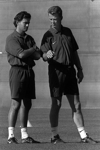 Mourinho y Van Gaal charlan durante un entrenamiento correspondiente a su etapa en el F.C. Barcelona.