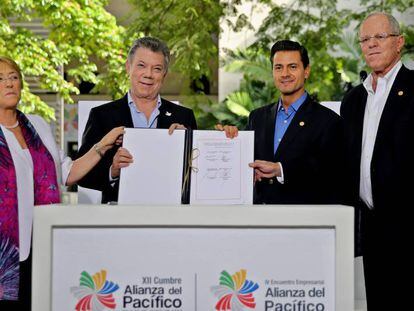 La presidenta de Chile, Michelle Bachelet, el de Colombia Juan Manuel Santos, el mexicano, Enrique Pe&ntilde;a Nieto, y el peruano, Pedro Pablo Kuczynski, cierran la cumbre de la Alianza del Pac&iacute;fico. 