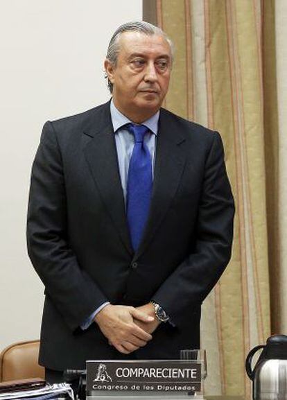 El presidente de Renfe, Julio Gómez Pomar, durante el minuto de silencio antes del inicio de la comisión.