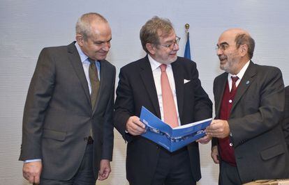 Antonio Caño, Juan Luis Cebrián y José Graziano da Silva, este lunes en Roma.