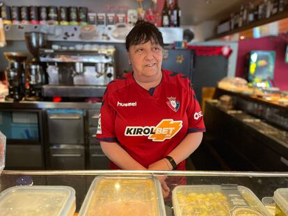 Eugenia Díaz, la dueña del bar Scala, en el barrio de Iturrama, una de las paradas obligadas en la procesión hacia El Sadar.