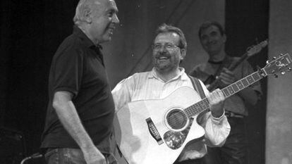 Mike Laboa con el líder del grupo Oskorri, Natxo de Felipe, en el concierto conmemorativo de los 25 años del nacimiento del grupo ' Oskorri' en 1995