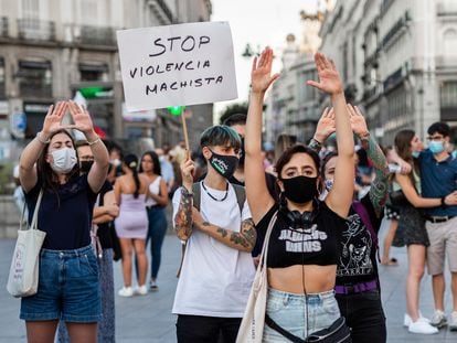 Varias personas en una concentración para exigir “El Pacto de Estado Contra la Violencia de Género”, el pasado 6 de agosto, en la Puerta del Sol, Madrid.