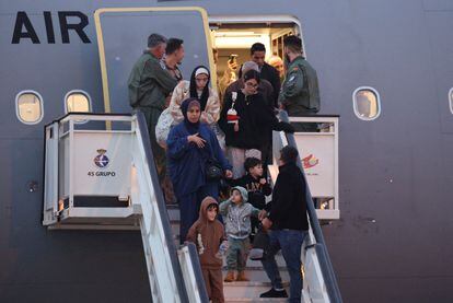 Un grupo de hispanopalestinos evacuados de Gaza llegan al aeropuerto de Torrejón de Ardoz (Madrid) este jueves.