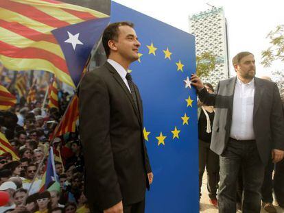 El candidato de ERC a la presidencia de la Generalitat, Oriol Junqueras (d), junto al portavoz de este partido en el Congreso, Alfred Bosch (i) en Hospitalet de Llobregat.