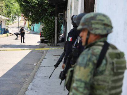 Solados y elementos de la policía en Guerrero.