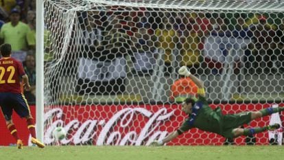 Jesús Navas bate a Buffon en el penalti decisivo.