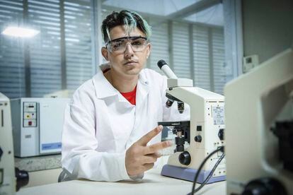 MC Fioti, en un laboratorio del Instituto Butantan durante la grabación del vídeo de su remix 'Vacuna Bum Bum Tam Tam'.