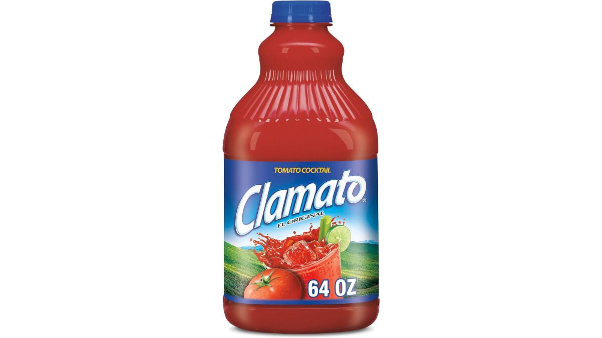 Envase de 1890 ml del zumo de tomate y almejas Clamato.