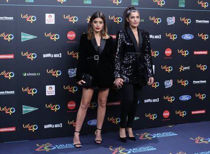 Las &#039;influencers&#039; Dulceida (izquierda) y Alba Paul, en la gala de premios de Los 40.